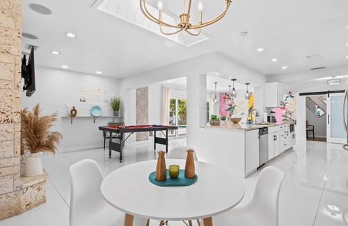 Coral Ridge Isles House | Waterfront Retreat, Heated Pool* 6 bedrooms, arcade