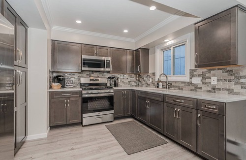 Anchorville House | Waterfront Retreat! 9 Beds, Fishing, Sunsets, Fire Table, Indoor&Outdoor Games!