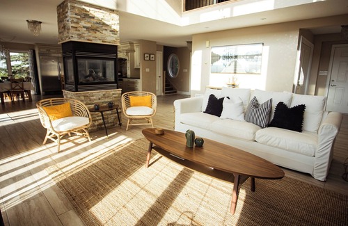 Orillia House | Waterfront Retreat: A Private Oasis with Firepit & BBQ