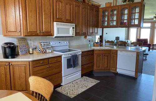 Bedford House | Waterfront Retreat - Romantic Get-away - Executive Travel (Lake Erie)