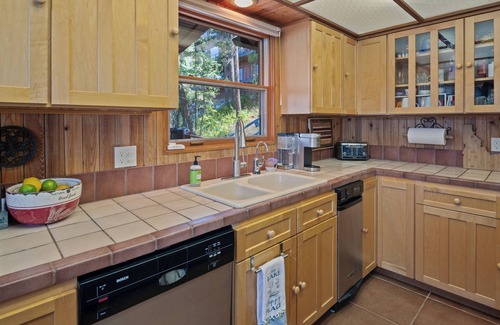Sandpoint House | Waterfront Retreat Sleeps 16 w/Guest House & 2 Docks
