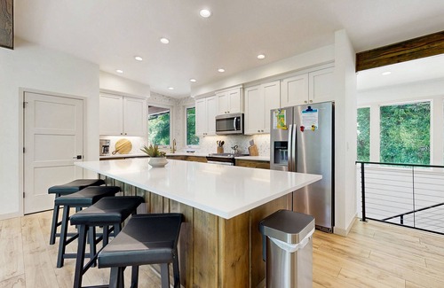 Oregon Coast House | Waterfront Retreat w/hot tub & cold plunge, sauna, home gym - close to beach