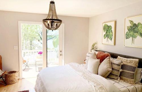 Barium Springs House | Waterfront Retreat with Spectacular Interior, Jacuzzi and Game Room in NC