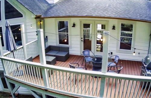 Barium Springs House | Waterfront Retreat with Spectacular Interior, Jacuzzi and Game Room in NC