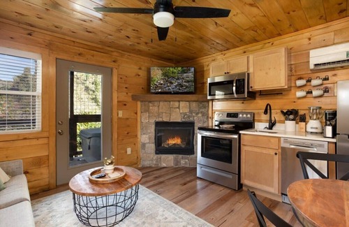 Gatlinburg Cabin | Waterfront/Roaring Fork/Walk2DwTwn Gatlinburg