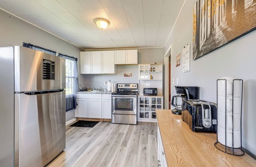 Rock Point Cottage | Waterfront Rock Point Vacation Rental w/Sunroom!