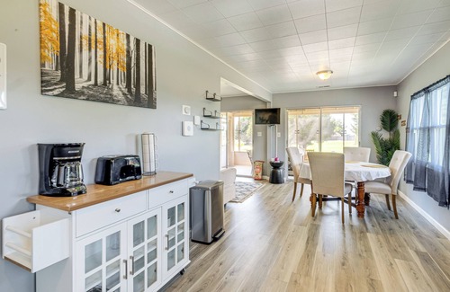 Rock Point Cottage | Waterfront Rock Point Vacation Rental w/Sunroom!