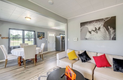 Rock Point Cottage | Waterfront Rock Point Vacation Rental w/Sunroom!