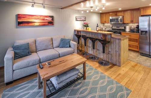 Bellingham Cottage | Waterfront Romantic Chuckanut Bay Cottage with Beach
