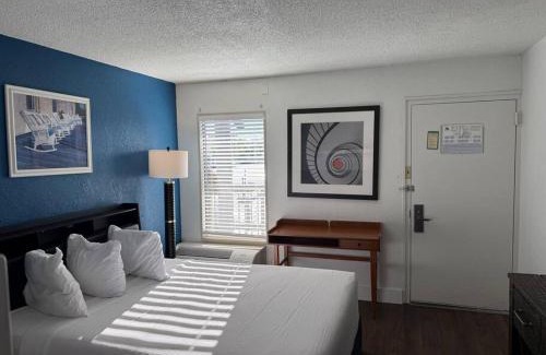 Trailer Estates Apartment | Waterfront Room, Heated Pool, Tiki Bar & Grill !