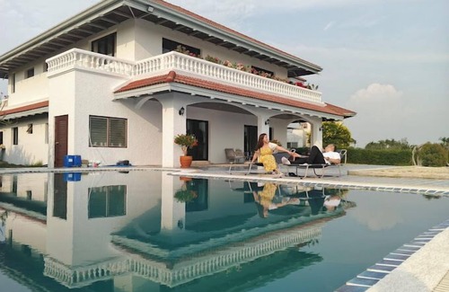 Bang Pakong Villa | Waterfront Royal Villa