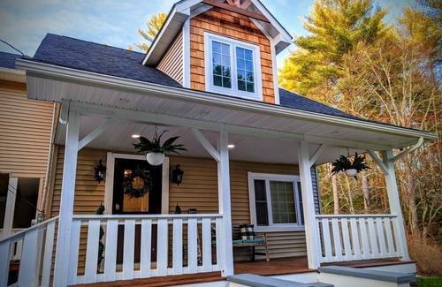 Sparrow Bush House | Waterfront, rustic resort like farmhouse with pool