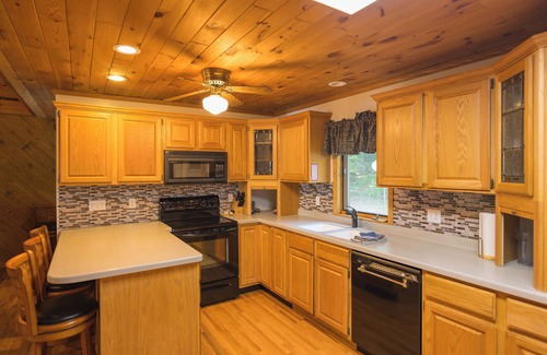 Twin Lakes House | Waterfront sandy beach access