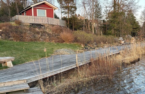 Hedetorpet Cabin | Waterfront Guesthouse with Private Dock & Rowboat