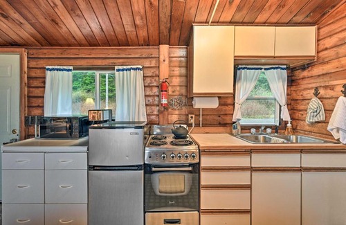 Sekiu House | Waterfront Sekiu Escape - 9 Mi to Neah Bay!