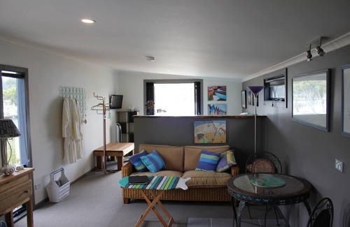 Kingborough Bed & Breakfast | Waterfront Self Contained Accommodation Overlooking Marina