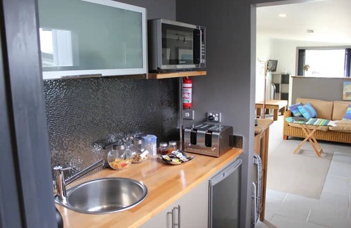 Kingborough Bed & Breakfast | Waterfront Self Contained Accommodation Overlooking Marina