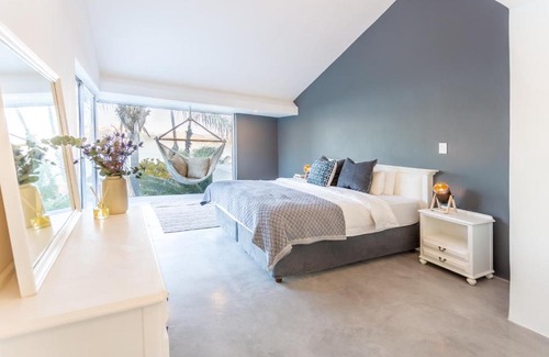 Kosmos House | Waterfront Serenity View