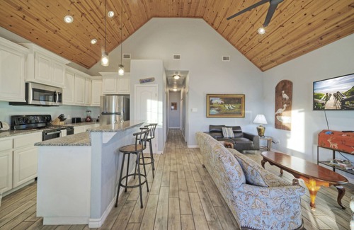 Flour Bluff House | Waterfront Shared Pool w/Bay Views, Boat Dock | Oscar's Lodge by AvantStay
