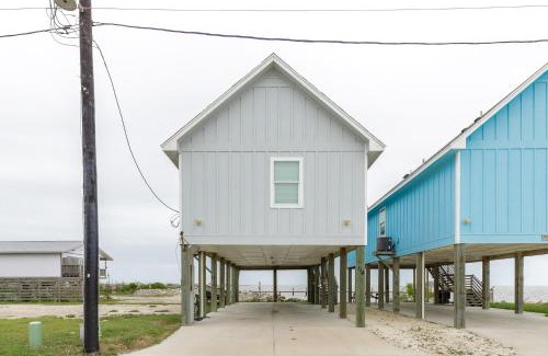 Flour Bluff House | Waterfront Shared Boat Dock Pool w Views Ariel’s Grotto by AvantStay