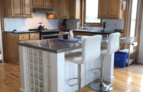 Vernon Bridge House | Waterfront, sleeps 12, Tesla Charger, 20 minutes from Charlottetown