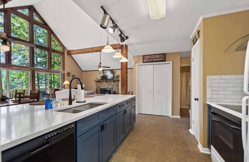 Eatonton House | Waterfront, Sleeps 6, Swimming, Fishing, + MORE!