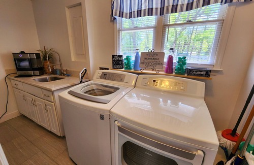 Crystal River House | WATERFRONT Sleeps 12!