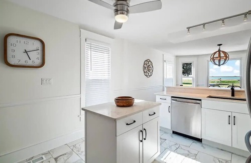 Port Clinton House | Waterfront sleeps 13 2-Kings/Crib/1st flr sleepernn