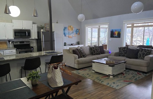 Eufaula House | Waterfront Stay with Sandy Beach