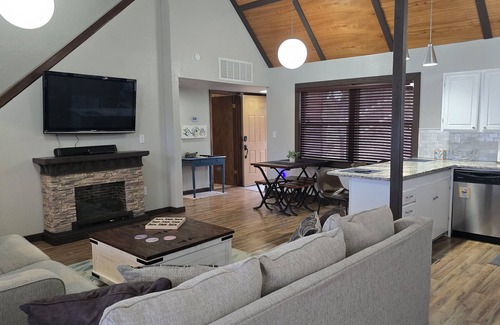 Eufaula House | Waterfront Stay with Sandy Beach