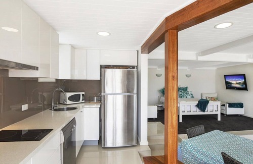 Blackwall Apartment | 'Waterfront Studio' by Accom Holidays