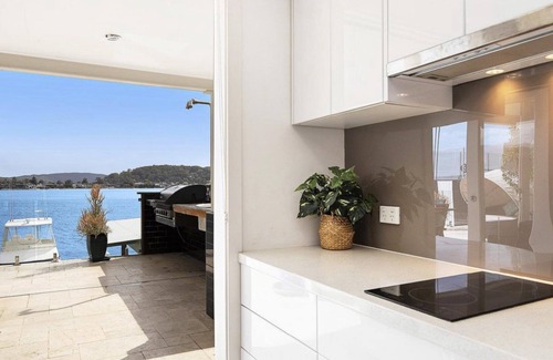 Blackwall Apartment | 'Waterfront Studio' by Accom Holidays
