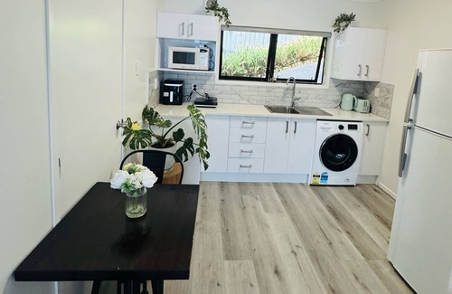 Auckland Apartment | Waterfront studio unit near Auckland Airport