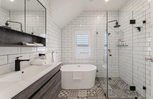 Millers Point House | Waterfront Stylish & Charming Retreat