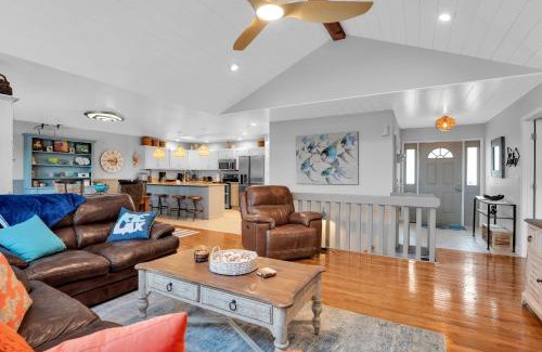 Sunrise Beach House | Waterfront Sunrise Beach Rental with Private Dock