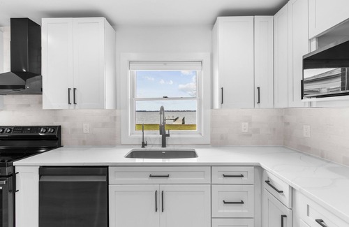 Chester House | Waterfront Sunset Bayview: sleeps 6