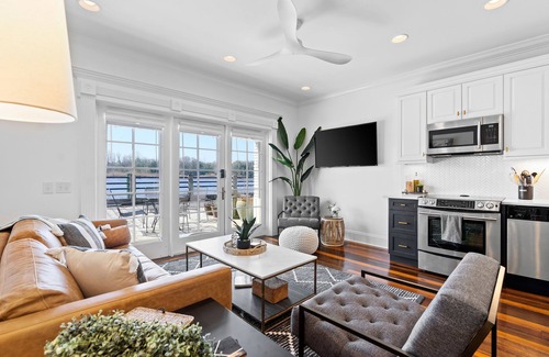 Riverwalk Condo | Waterfront, Sunset Views! Historic Dwtn-King Bed-Luxury with Free Parking!