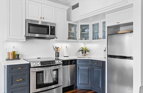 Riverwalk Condo | Waterfront, Sunset Views! Historic Dwtn-King Bed-Luxury with Free Parking!