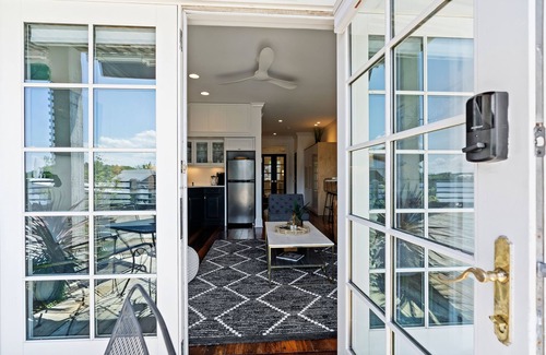 Riverwalk Condo | Waterfront, Sunset Views! Historic Dwtn-King Bed-Luxury with Free Parking!