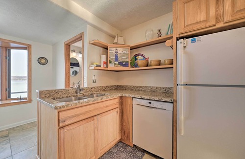 Suttons Bay Cottage | Waterfront Suttons Bay Cottage w/Fire Pit!