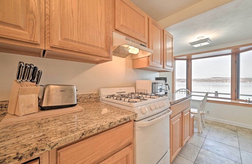 Suttons Bay Cottage | Waterfront Suttons Bay Cottage w/Fire Pit!