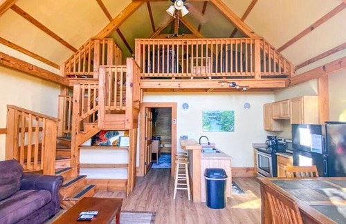 Seguin Cabin | Waterfront Sweet Medicine Treehouse