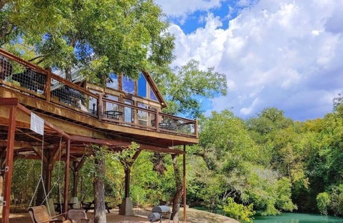 Seguin Cabin | Waterfront Sweet Medicine Treehouse