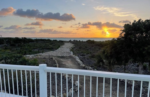 Bottle Creek Villa | Waterfront 3-bedroom 3-Bath/AC/WiFi/BoneFish/gorgeous North Caicos TCI.