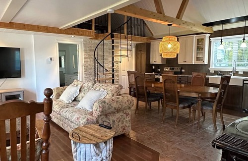 Weedon Ski Chalet | Waterfront- The Happiness Retreat