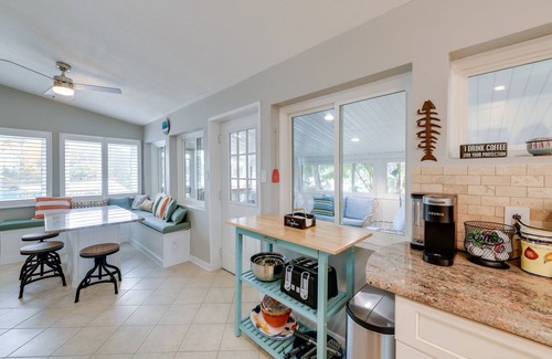 Topping House | Waterfront Topping Vacation Home w/Boat Dock!