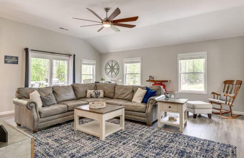 Townville House | Waterfront Townville Home with Hot Tub and Dock!