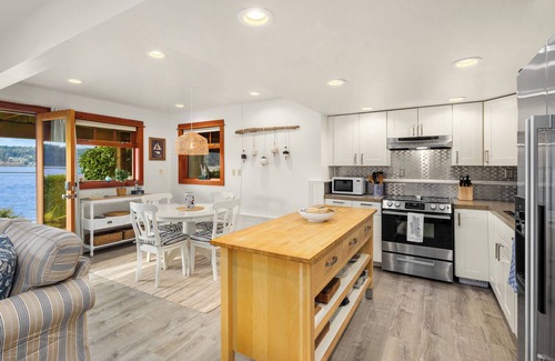 Bainbridge Island Cottage | Waterfront Tranquility on Crystal Springs