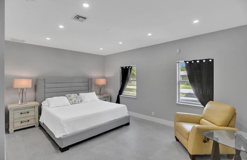 Central Fort Lauderdale Villa | Waterfront Tropical Oasis 4 Bedroom Pool Home