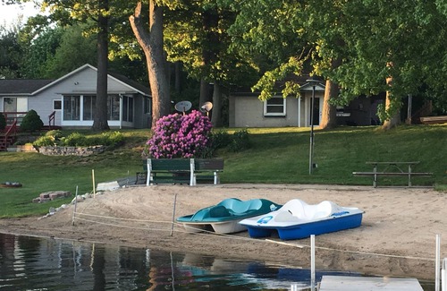 Twin Lake Cottage | Waterfront Twin Lake/Muskegon - Fall Colors - Pontoon - Kayaks - Paddle Boats